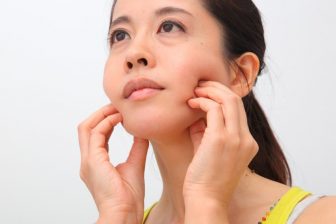 若い女性に急増の“スマホ二重あご”　解消＆予防の顔トレ指南