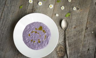 【食べ過ぎリセット】代謝アップに役立つ「紫キャベツのヴィーガンスープ」