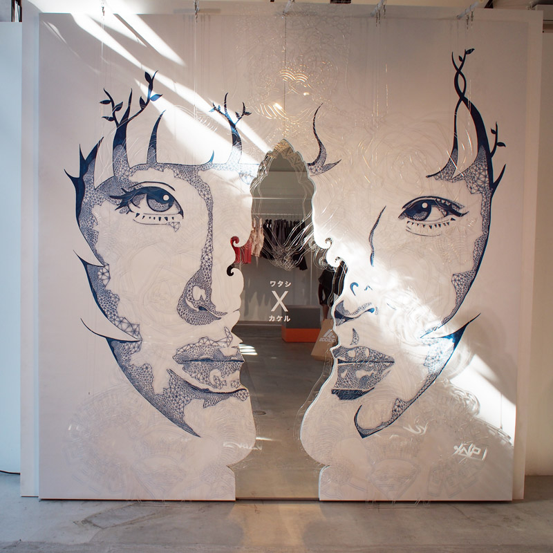 アートのひとつは、ゆう姫（Young Juvenile Youth）さんの作品「×カケル」。「LOUNGE X」に展示