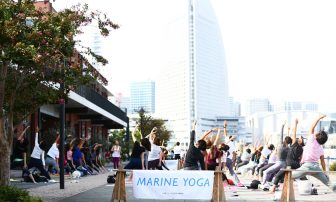 海辺で心と体をリフレッシュ。横浜で「MARINE YOGA Spring」開催