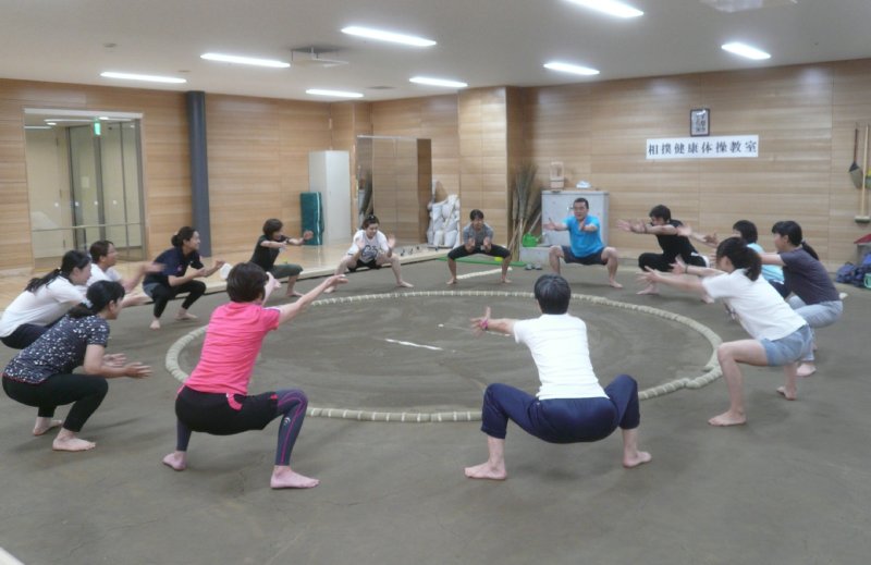 SUBARU総合スポーツセンター内の相撲場で行われた体操教室。女性が多く参加していた。