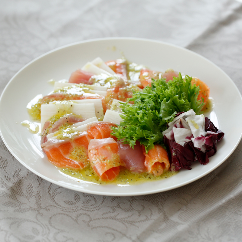 「鮭、鮪、長いもの博多サラダ」は、華やかな彩りが食欲をそそる