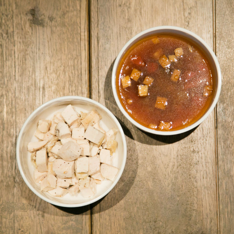 写真左から、「塩レモンチキン」（350円）、「ベジブロスベースの鶏がらスープ」（290円）