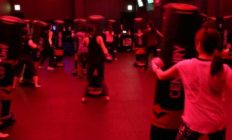 キックボクシングジム『ミットネス』の暗闇キックボクササイズを体験！