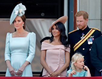 大流行のオフショルダー、英国プリンセスら5人の着こなしをチェック！