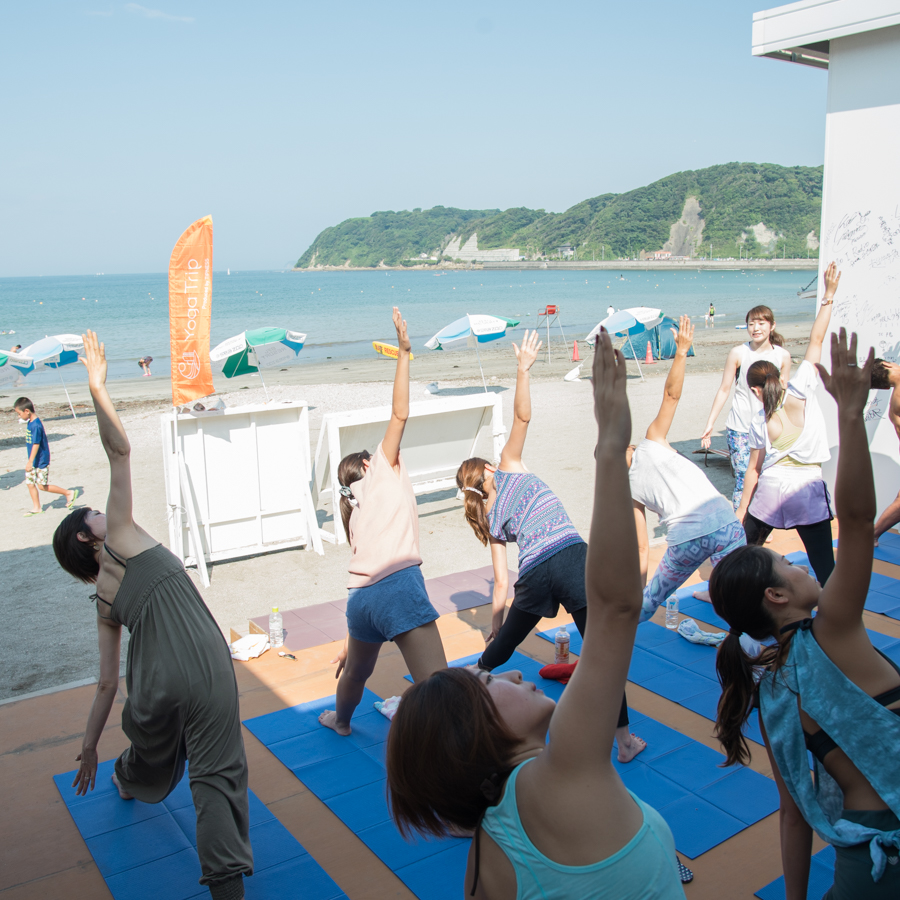 『Yoga Trip -Beach session-』でヨガを行うインストラクターと生徒たち