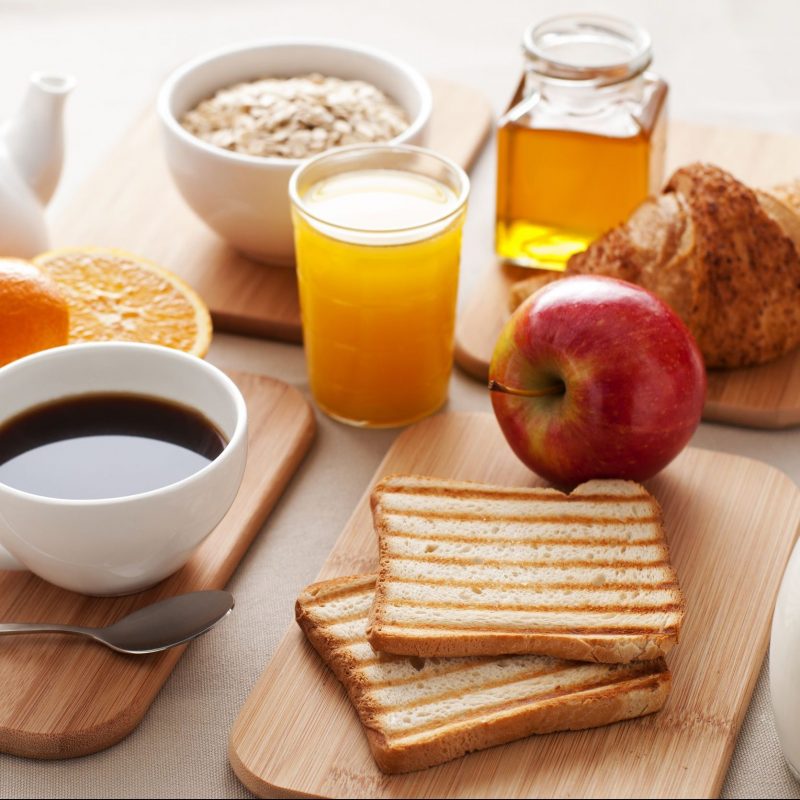 食パン、コーヒーなど並んだ朝食