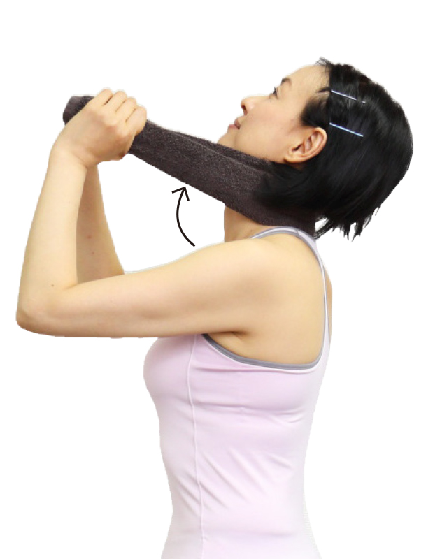 トレーニングウエア姿の女性がう息を吐きながらタオルを斜め上に軽く引っぱり、頭を後ろに倒す