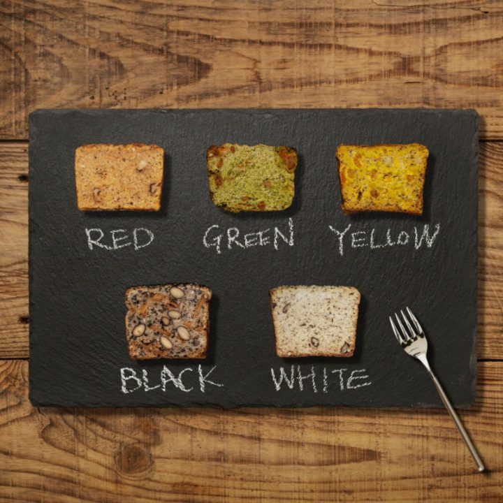 左上から時計回りに「にんじん」（赤）、「ケール」（緑）、「かぼちゃ」（黄）、「オニオン＆チーズ」（白）、「黒豆と黒ゴマ」（黒）