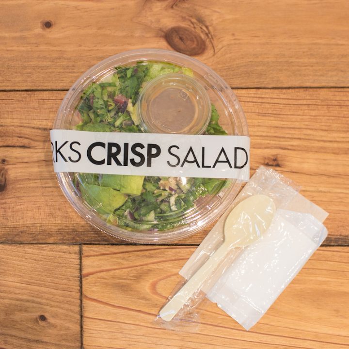 「CRISP SALAD WORKS」のサラダとスプーン、おしぼり