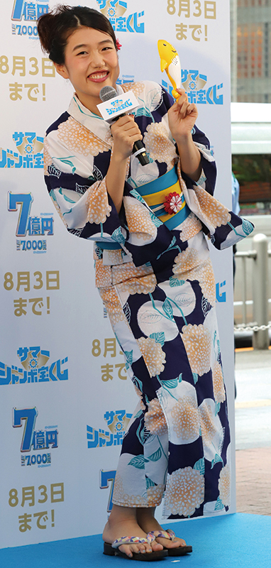 紺地に大きな花柄の浴衣を着た横澤夏子