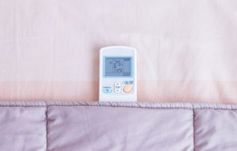 寝苦しい夏の熟睡術｜エアコンの効果的な使い方など快眠に誘う10の方法