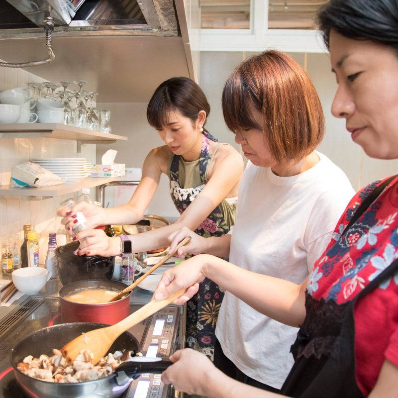 熊澤枝里子さんと酒井千佳さんよる薬膳のワークショップで山芋とじゃがいものポタージュスープを作っている様子