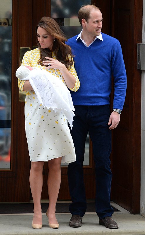 シャーロット王女を病院前でお披露目するキャサリン妃とウィリアム王子（写真：Mark Stewart／Camera Press／アフロ）