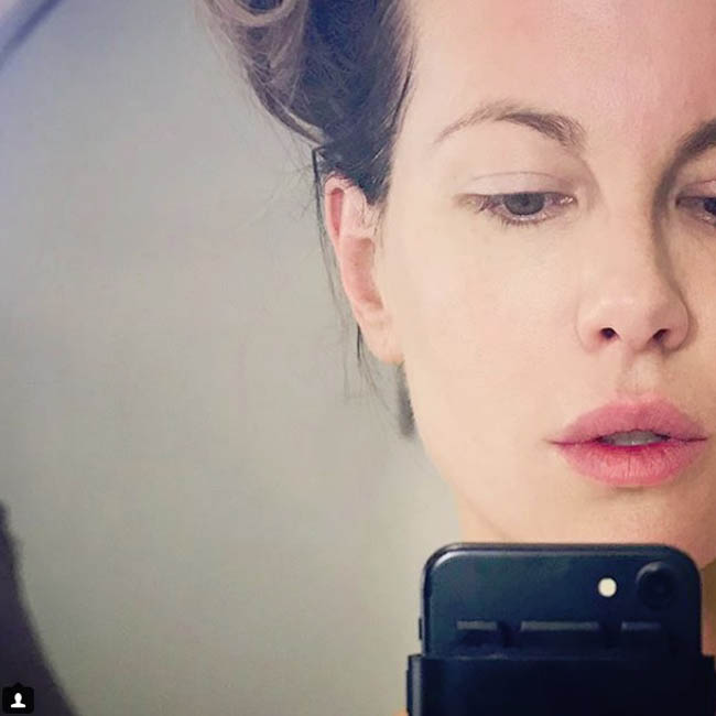 若さ溢れる美肌のためペニス・フェイシャルを受けるケイト・ベッキンセール (c) instagram