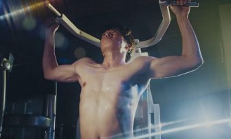 田中圭、トレーニング姿を公開！汗したたる肉体美に「筋肉やばすぎ」の声