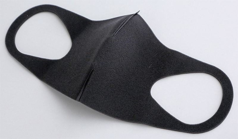 ポリウレタン素材の黒マスクは、フィット感も肌触りも良く、長時間着けていても快適。