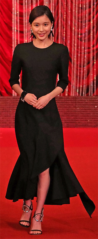 華やかなデザインのブラックドレスを着た芳根京子