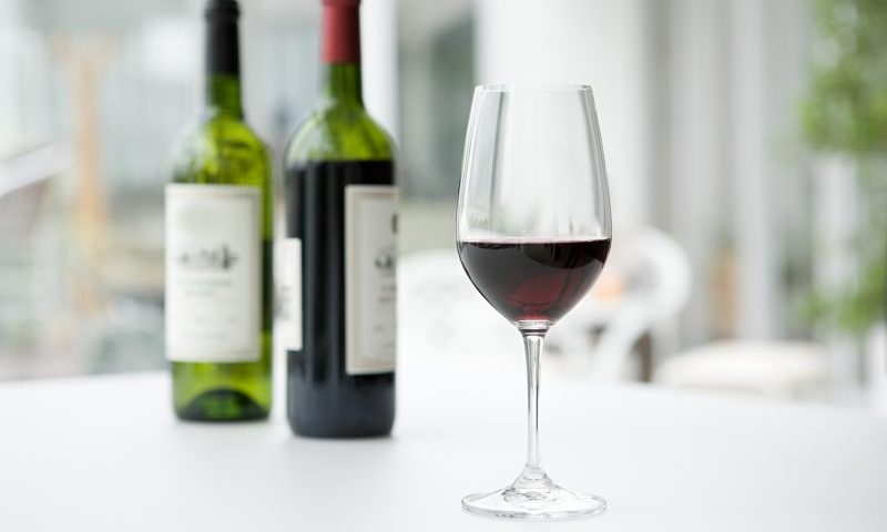 赤ワインがグラスに注がれて、テーブルにのっている