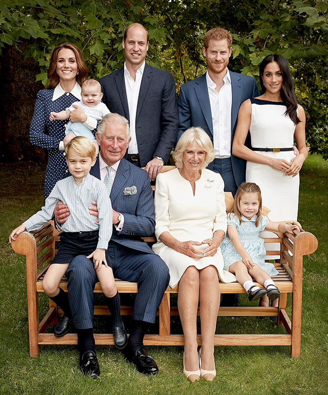 ロイヤルファミリーの集合写真。チャールズ皇太子、カミラ夫人、ウイリアム王子、キャサリン妃、ジョージ王子、シャーロット王女、ルイ王子、ヘンリー王子、メーガン妃らが笑顔で写っている