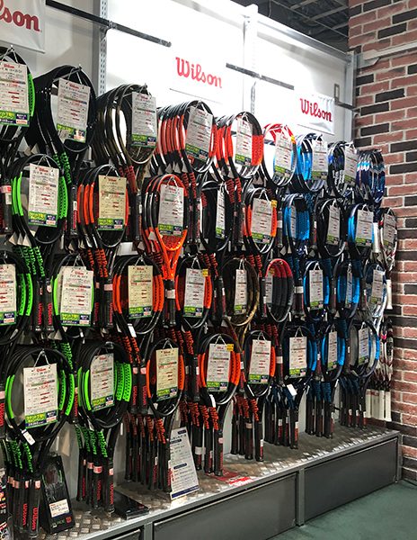 『ウインザーラケットショップ渋谷店』では120～130種類のラケットを取り扱っている。●東京都渋谷区桜丘町15-14 フジビル401階、地下1階　電話03・3464・9251