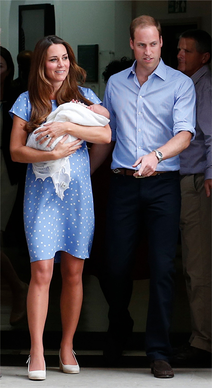 ウイリアム王子と青いワンピースで赤ちゃんを抱くキャサリン妃