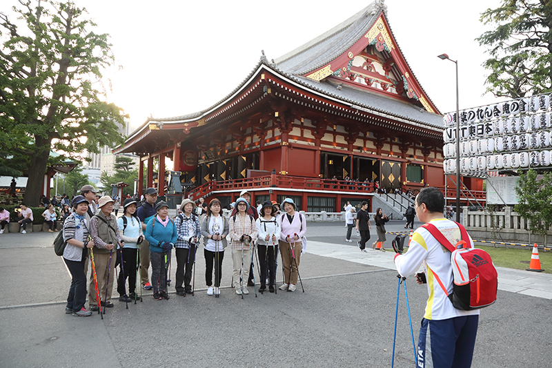浅草寺で記念撮影。歩き始めた時よりみんな姿勢がよくなっている！
