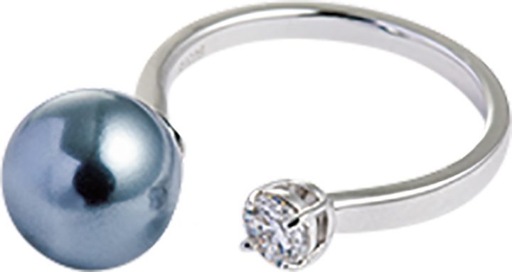 大粒の黒真珠とダイヤが１粒ずつ端に付いた指輪