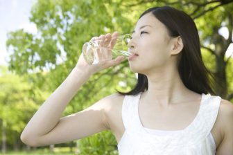健康のための水の飲み方｜1日の適量は？いつ飲むべき？など気になる疑問を解説