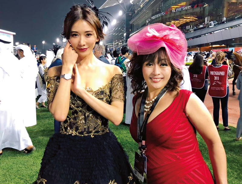 肩出しドレスを着た台湾のトップ女優でモデルのリン・チーリンと赤いノースリーブドレスを着た上田さん