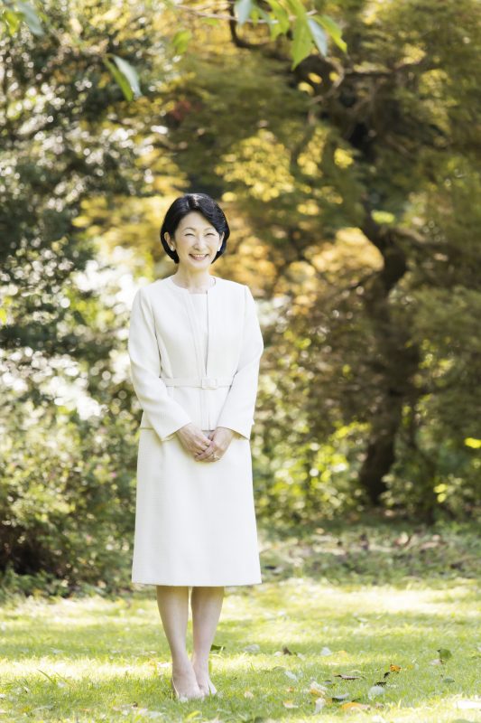8月29日、東京都港区の赤坂御用地にて秋篠宮邸の庭を散策される紀子さま