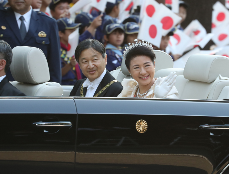11月10日「祝賀御列の儀」にて、車から笑顔を見せられる天皇陛下と手を振られる雅子さま