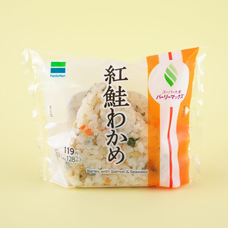 『スーパー大麦　紅鮭わかめ』（ファミリーマート）119円（税抜）