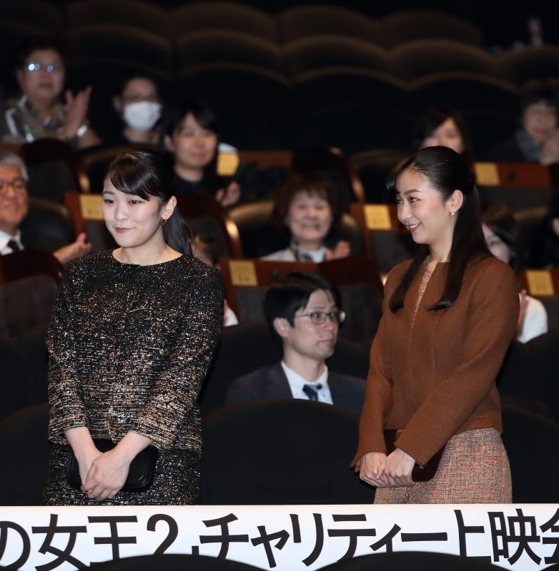 12月10日夜、東京・六本木の映画館を訪れ、映画『アナと雪の女王2』のチャリティー上映会に出席された眞子さまと佳子さま