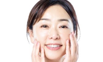 “奇跡の62歳”天野佳代子さんの美容法｜洗顔のコツ、化粧水の使い方で美肌に！