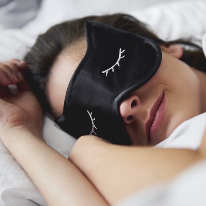 アイマスクをつけて眠っている女性