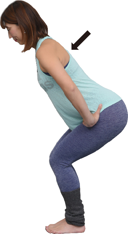 股関節からお尻を引くイメージでひざを曲げ、前傾する女性の横姿