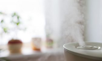 室内＆外出時にすぐできる花粉症対策、「就寝時に加湿器を」など8選