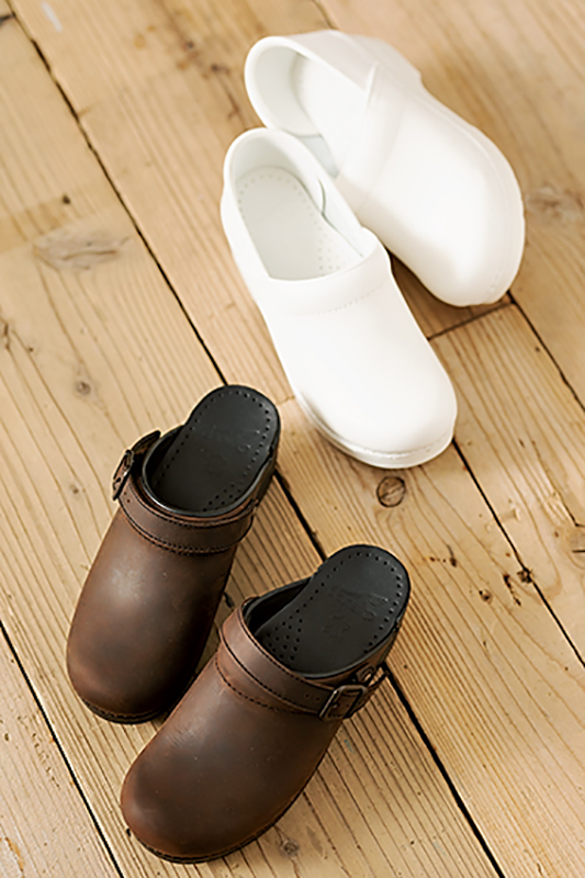 白と焦げ茶色の厚底靴