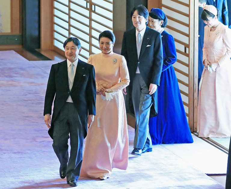天皇陛下と雅子皇后のリンクコーデ｜ネクタイとスーツを「青」で合わせられて