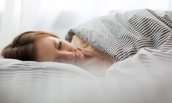 免疫力UPにも効果的！睡眠の質を高める方法12選を医師が伝授