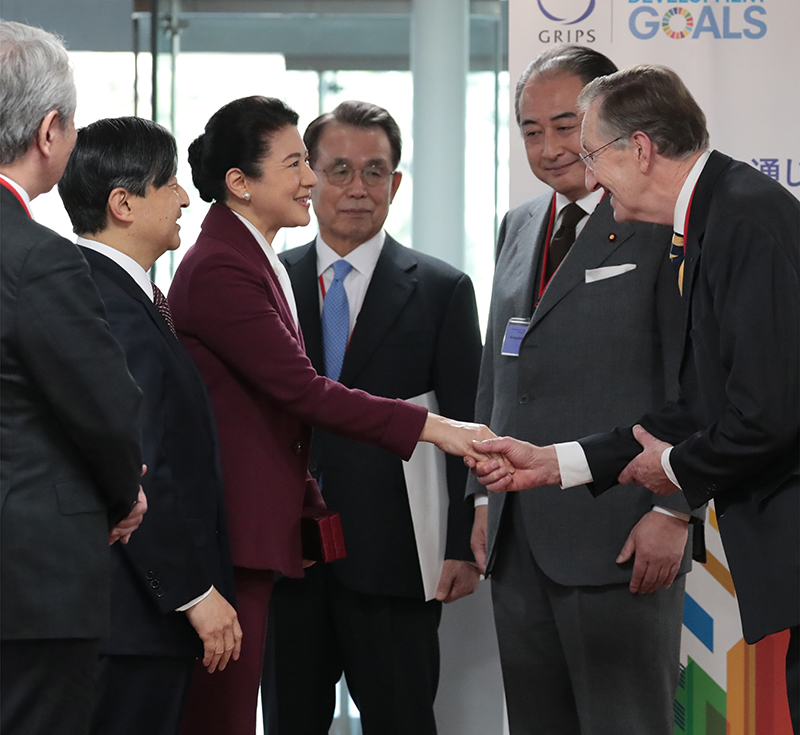 『水と文化』国際シンポジウムの関係者と笑顔で握手を交わされた（2020年2月3日、Ph／JMPA）