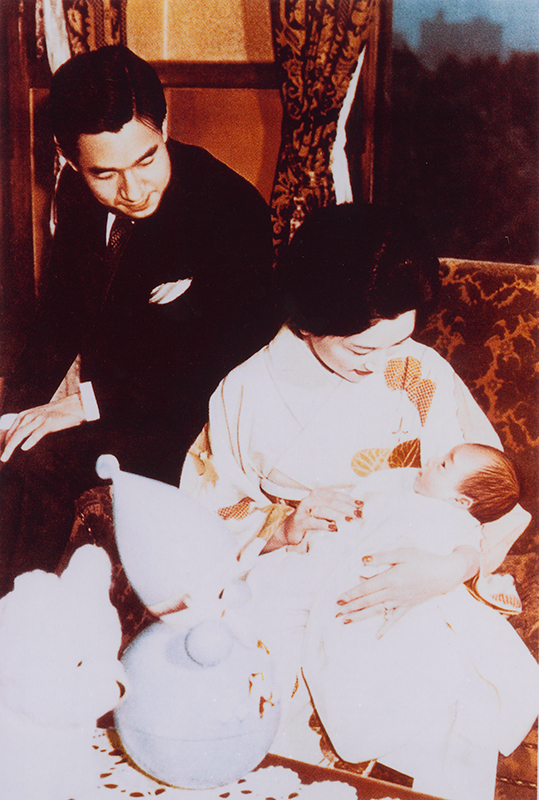 上皇陛下と美智子さまが産まれたばかりのの天皇陛下を抱いてあやしている