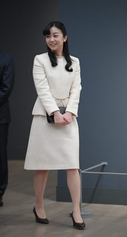 佳子さまスーツ 画像】佳子さまは6年前と同じ純白スーツを！日英プリンセスの着 ...