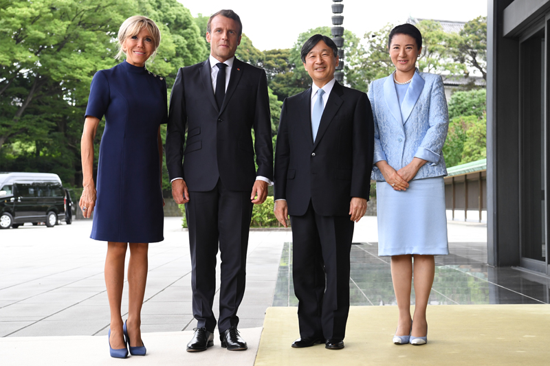天皇陛下と雅子さまがフランス大統領夫妻と笑顔で並んでいらっしゃる