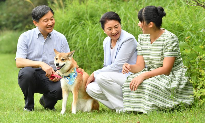 那須御用邸で愛犬とともに笑顔で談笑される天皇ご一家