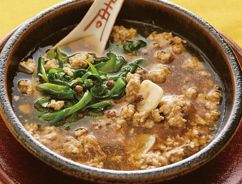 葉ねぎと豚ひき肉の中華風スープが器に盛り付けられている