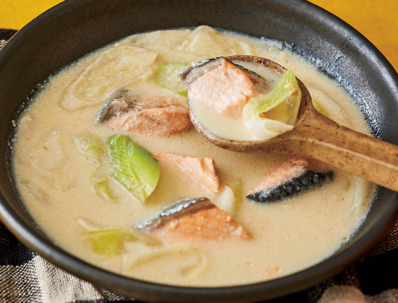 鮭と長ねぎの豆乳みそスープが器に盛り付けられている
