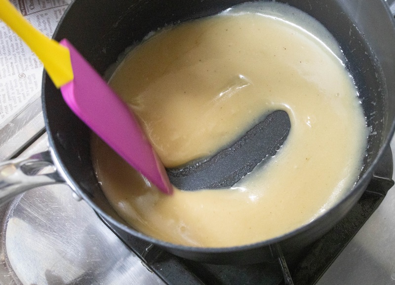 ホットバニラソースを鍋で作っている