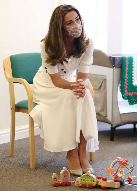 イングランド中部の都市・シェイフィールドに拠点を持つ子育て支援組織を訪問したマスク姿のキャサリン妃